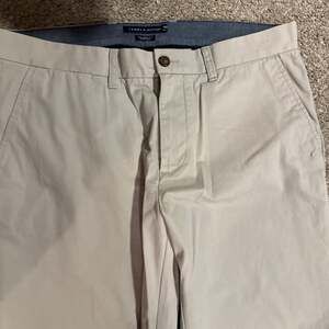 Tommy Hilfiger Men's Tailored Fit Flat Front Chino Pants 36,32